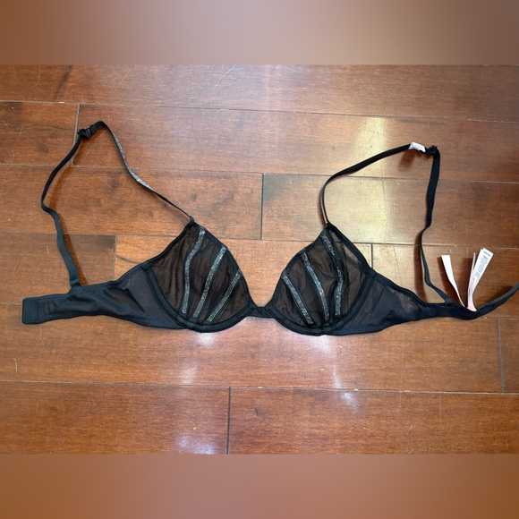Victoria's Secret BNWT 30B VERY SEXY
Sheer Shine Unlined Low-Cut Demi Bra Black - Picture 5 of 8